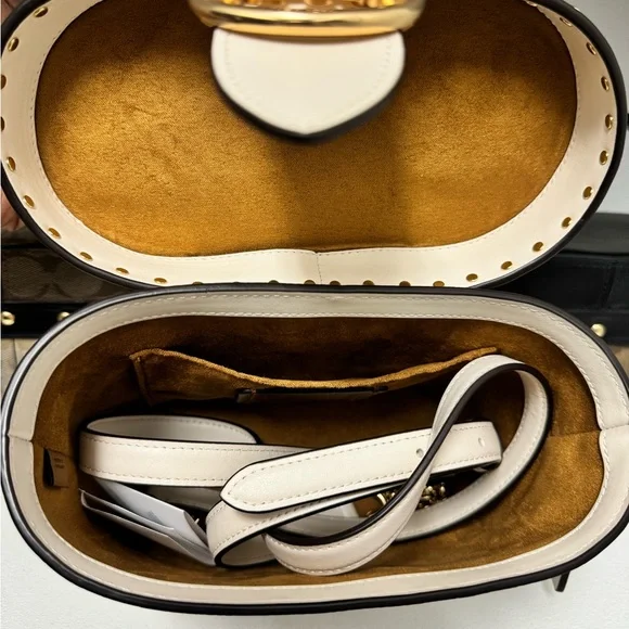 Coach Vanity Bag - Picture 2 of 15